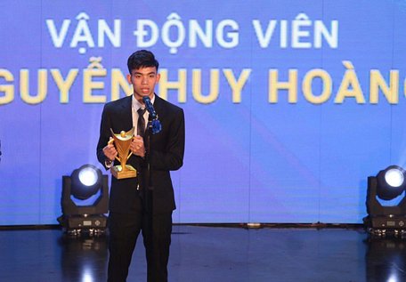  Huy Hoàng phát biểu sau khi nhận Cúp Chiến thắng 2019 - Ảnh: NAM KHÁNH