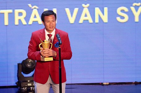  HLV Trần Văn Sỹ nhận danh hiệu HLV của năm của Cúp Chiến thắng 2019 - Ảnh: NAM KHÁNH
