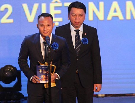  Trọng Hoàng thay mặt U22 Việt Nam nhận giải thưởng Đội tuyển của năm - Ảnh: NAM KHÁNH