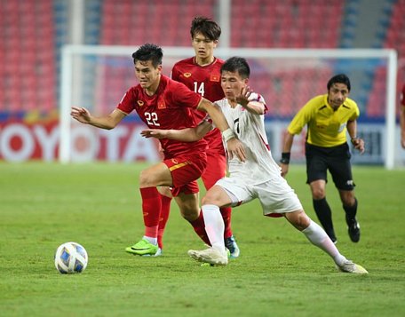 Tiến Linh (trái) là điểm sáng hiếm hoi ở trận đấu cuối của U23 Việt Nam tại vòng bảng U23 châu Á