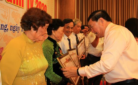 Bí thư Tỉnh ủy- Trần Văn Rón trao Huy hiệu Đảng đợt 3/2 cho các đồng chí cao niên tuổi Đảng.