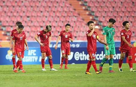 Quang Hải và các đồng đội U.23 Việt Nam buồn bã rời sân sau trận thua U.23 Triều Tiên.