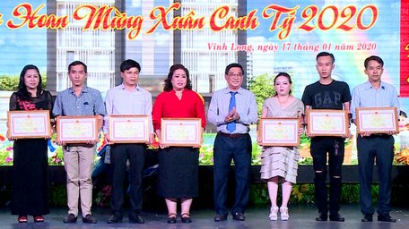 Phó Chủ tịch UBND tỉnh- ông Trần Hoàng Tựu trao bằng khen của UBND tỉnh cho các cá nhân thuộc Công ty CP May Vĩnh Tiến có thành tích trong năm 2019.