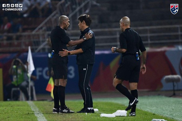 Ông Ahmed Al-Kaf (bên trái) trao đổi với HLV Akira Nishino trong trận U23 Thái Lan - U23 Saudi Arabia - Ảnh: CHANGSUEK