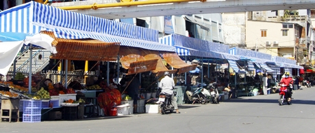 Chợ trái cây được dời về đường 3 Tháng 2, tạo thuận lợi cho các tiểu thương mua bán.