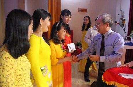 Đại diện Trường Quản lý cán bộ giáo dục TP Hồ Chí Minh trao chứng chỉ cho các học viên.