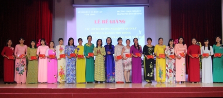 Giám đốc Sở GD- ĐT Nguyễn Thị Quyên Thanh trao chứng chỉ cho các học viên hoàn thành lớp tập huấn.