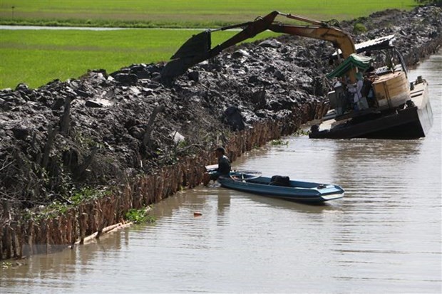 Nạo vét kênh mương nội đồng để chủ động ngăn mặn, trữ ngọt tại huyện Vị Thủy, tỉnh Hậu Giang. (Ảnh: Duy Khương/TTXVN)