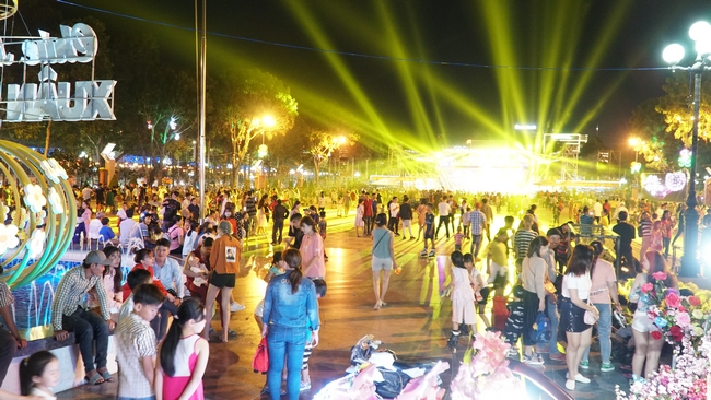 Tại quảng trường TP Vĩnh Long, đông đảo người dân đến vui chơi và xem chạy thử chương trình văn nghệ đêm giao thừa.