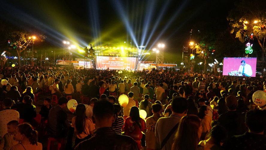 Chương trình văn nghệ mừng Đảng, mừng Xuân Canh Tý tại quảng trường TP Vĩnh Long thu hút đông đảo người dân đến xem.