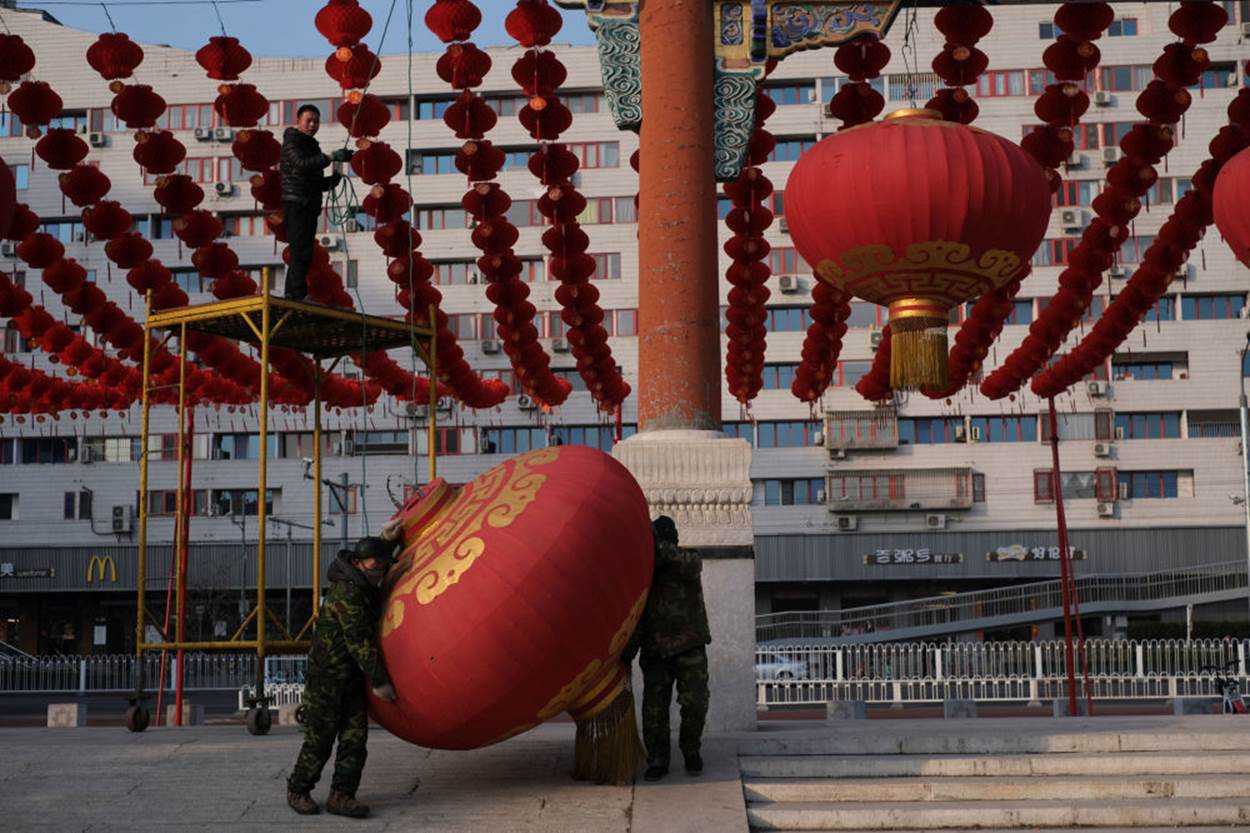  Dỡ bỏ các mô hình trang trí sau khi hoạt động mừng Tết Nguyên đán tại công viên Ditan ở Bắc Kinh bị hủy. Ảnh: Reuters