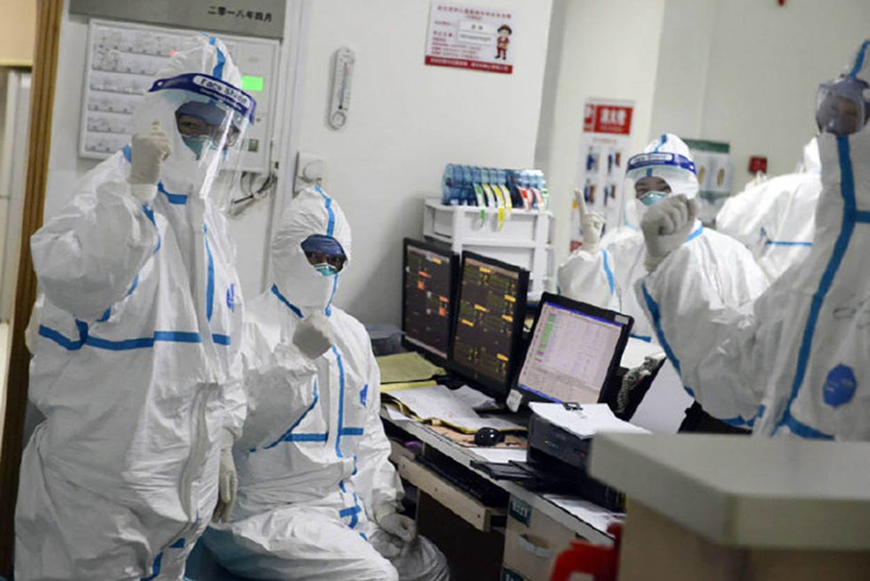   Các bác sĩ tham gia ca trực tại bệnh viện Vũ Hán. Ảnh: Reuters