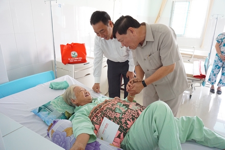 Bí thư Tỉnh ủy- Trần Văn Rón và Chủ tịch UBND tỉnh- Lữ Quang Ngời thăm, chúc tết và tặng quà cho bệnh nhân nằm điều trị tại Bệnh viện Đa khoa tỉnh vào chiều 30 tết.