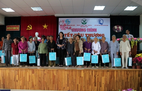 Phó Chủ tịch nước Đặng Thị Ngọc Thịnh trao quà trong chương trình “Tết yêu thương” Xuân Canh Tý 2020 cho các đối tượng chính sách, hộ nghèo, gia đình khó khăn trong tỉnh.