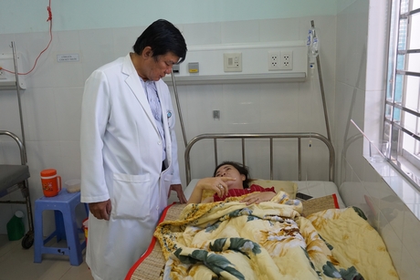 Giám đốc Bệnh viện Đa khoa tỉnh Đoàn Văn Hùng thăm hỏi bệnh nhân bị tai nạn giao thông tại Khoa Ngoại tổng quát.