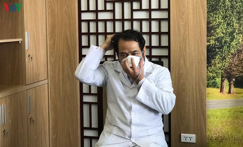 Ths.Bs Nguyễn Trung Cấp, Trưởng khoa Cấp cứu, Bệnh viện Bệnh nhiệt đới Trung ương hướng dẫn cách đeo và tháo khẩu trang đúng cách.