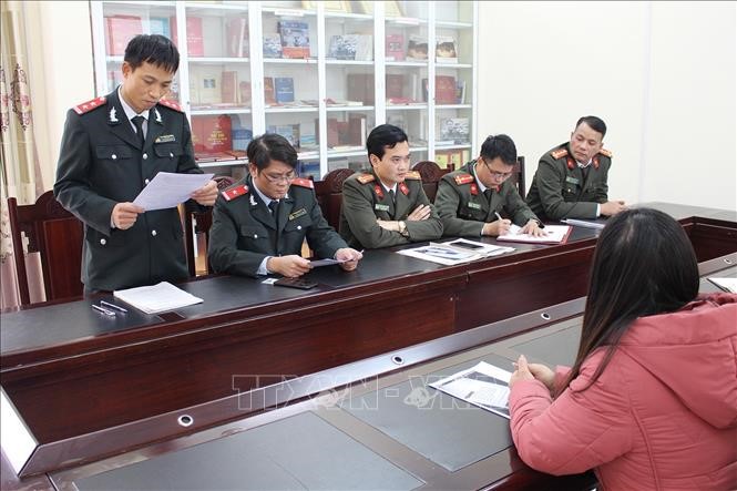 Công an tỉnh Phú Thọ đọc quyết định xử phạt hành chính với người vi phạm. Ảnh: Trung Kiên/TTXVN.