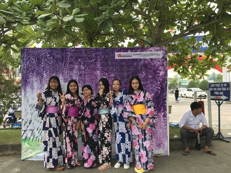 Sinh viên, người lao động trải nghiệm nét văn hóa Nhật Bản trong ngày hội việc làm kết nối với xuất khẩu lao động tại Vĩnh Long.