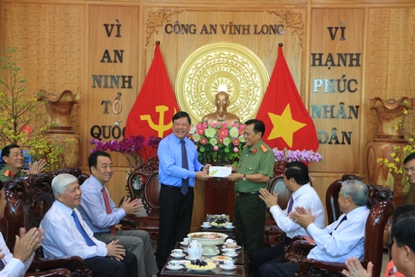 Bí thư Tỉnh ủy- Trần Văn Rón thưởng nóng cho lực lượng công an do có thành tích xuất sắc trong việc thực hiện nhiệm vụ.