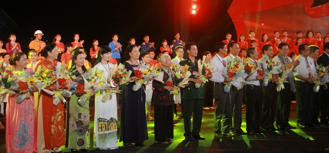 Phần cuối chương trình, các đồng chí lãnh đạo Đảng, Nhà nước tặng hoa và trao lưu niệm cho các cấp ủy, tổ chức đảng và đảng viên tiêu biểu khu vực phía Nam.