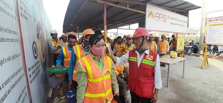 Công ty CP Xây dựng An Phú Gia tổ chức tuyên truyền phòng chống dịch và đo thân nhiệt cho công nhân trên công trường tại Khu công nghiệp Bình Minh.