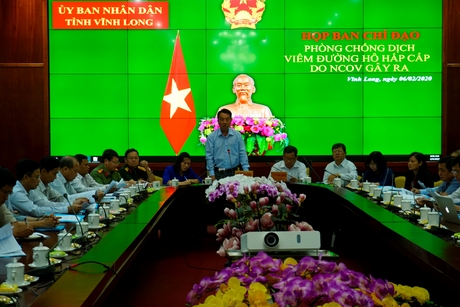 Chủ tịch UBND tỉnh Vĩnh Long Lữ Quang Ngời phát biểu chỉ đạo tại cuộc họp.