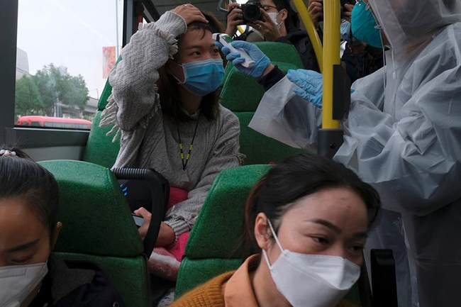 Kiểm tra thân nhiệt của hành khách trên xe buýt tại Tin Shui Wai, Hong Kong (Trung Quốc).