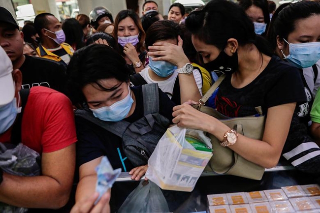 Người dân chen chúc mua khẩu trang tại cửa hàng thuốc, chỉ một ngày sau khi Chính phủ Philippines xác nhận ca nhiễm virus corona đầu tiên.