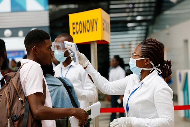 Theo dõi thân nhiệt hành khách tại sân bay quốc tế Kotoka ở Accra, Ghana.