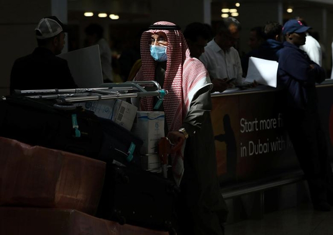 Hành khách đeo khẩu trang khi di chuyển tại sân bay quốc tế Dubai sau khi Các tiểu Vương quốc Arab Thống nhất (UAE) xác nhận trường hợp nhiễm virus Corona đầu tiên tại quốc gia này.