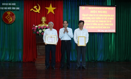 Ông Nguyễn Thành Trí- Ủy viên Thường vụ Đảng ủy Khối Cơ quan và Doanh nghiệp tỉnh trao giấy khen cho đảng bộ cơ sở hoàn thành xuất sắc nhiệm vụ năm 2019.