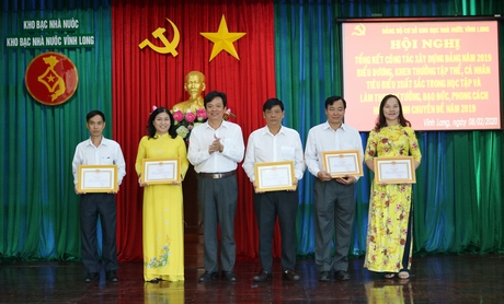 Khen thưởng các tập thể, cá nhân tiêu biểu xuất sắc trong học tập và làm theo tư tưởng, đạo đức, phong cách Hồ Chí Minh chuyên đề năm 2019.