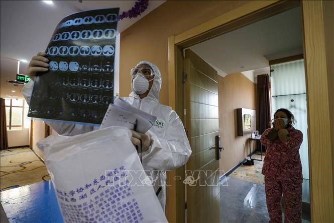 Bác sĩ theo dõi phim chụp CT phổi của một bệnh nhân nhiễm 2019-nCoV tại bệnh viện ở Vũ Hán, Trung Quốc ngày 3/2. Ảnh: AFP/TTXVN