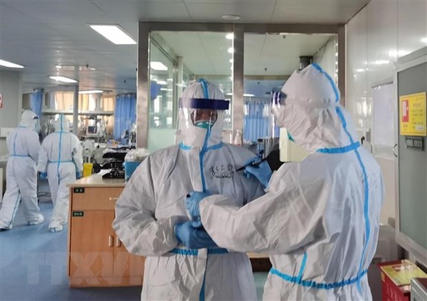 Các nhân viên y tế làm việc tại một bệnh viện ở Vũ Hán, Trung Quốc ngày 5/2/2020. (Ảnh: THX/TTXVN)