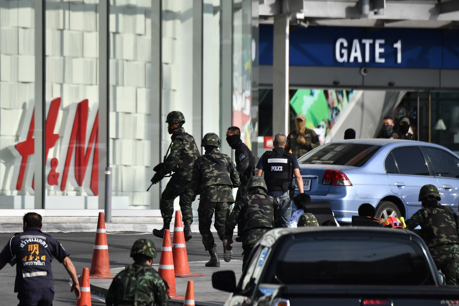 Cảnh sát Thái Lan phong tỏa bên ngoài trung tâm thương mại Terminal 21 ở tỉnh Nakhon Ratchasima, nơi diễn ra vụ xả súng và bắt giữ con tin, rạng sáng 9/2/2020. Ảnh: AFP/TTXVN