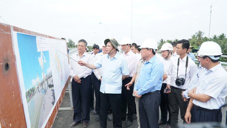 Bộ trưởng Nguyễn Xuân Cường cùng đoàn đến kiểm tra tiến độ công trình thủy lợi ứng phó hạn, mặn tại cống Vũng Liêm.