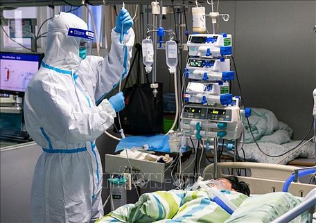 Nhân viên y tế điều trị cho bệnh nhân nhiễm virus Corona chủng mới tại bệnh viện ở Vũ Hán, tỉnh Hồ Bắc, Trung Quốc ngày 24/1/2020. Ảnh: THX/TTXVN