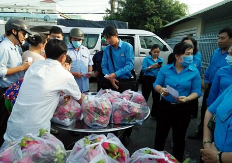 Cán bộ Công đoàn bán thanh long tại các KCN trên địa bàn tỉnh Tiền Giang