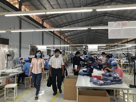 Tại các khu công nghiệp, ngoài khu công nghiệp ở Vĩnh Long, công ty và người lao động đều ý thức phòng chống dịch bệnh do vi rút corona mới. Trong ảnh: Công ty TNHH Lee Yeon Vina (xã Hòa Thạnh- Tam Bình) nâng cao phòng bệnh.