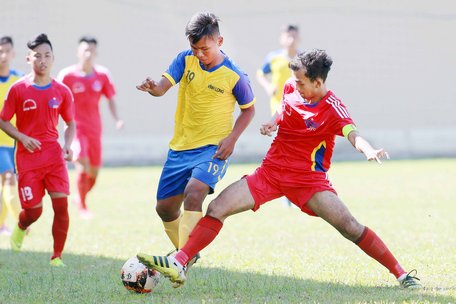 Trận đấu vòng bảng Giải Bóng đá U.21 Cúp Báo Thanh Niên 2019, giữa Vĩnh Long (áo sáng màu) và Đồng Tháp.