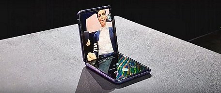 Galaxy Z Flip của Samsung là sản phẩm đầu tiên được công bố tại sự kiện Unpacked. Nó có một số tính năng mới, bao gồm khả năng gập và giữ ở góc 90 độ cho trải nghiệm rảnh tay. (Nguồn: AP)