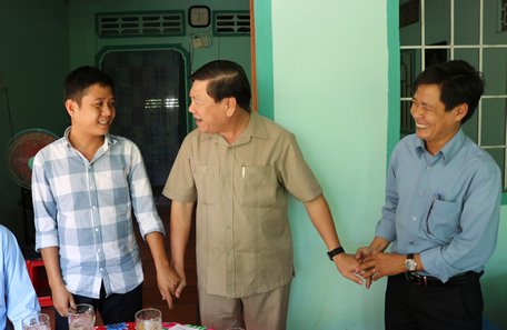 Đồng chí Trần Văn Rón- Ủy viên BCH Trung ương Đảng, Bí thư Tỉnh ủy- động viên tân binh an tâm lên đường nhập ngũ.