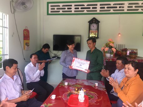 Bà Phan Thị Mỹ Hạnh- Chủ tịch UBND huyện Long Hồ- tặng quà tân binh Lê Thành Trung.