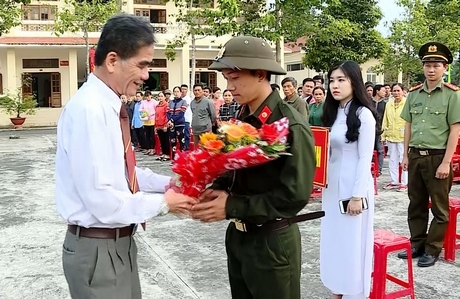 Phó Chủ tịch Thường trực UBND tỉnh- Lê Quang Trung tặng quà cho tân binh huyện Bình Tân.