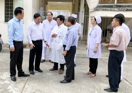 Bí thư Tỉnh ủy- Trần Văn Rón và Chủ tịch UBND tỉnh- Lữ Quang Ngời đến kiểm tra công tác chuẩn bị ứng phó với bệnh Covid -19 tại BVĐK tỉnh vào sáng 13/2/2020.