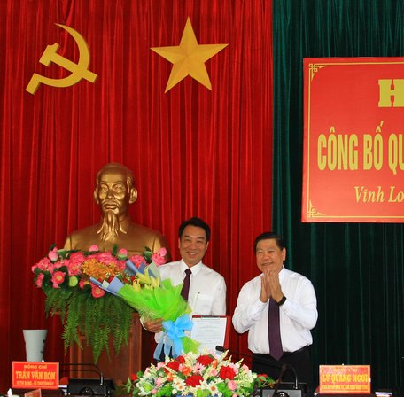 Bí thư Tỉnh ủy- Trần Văn Rón trao quyết định cho ông Lữ Quang Ngời.