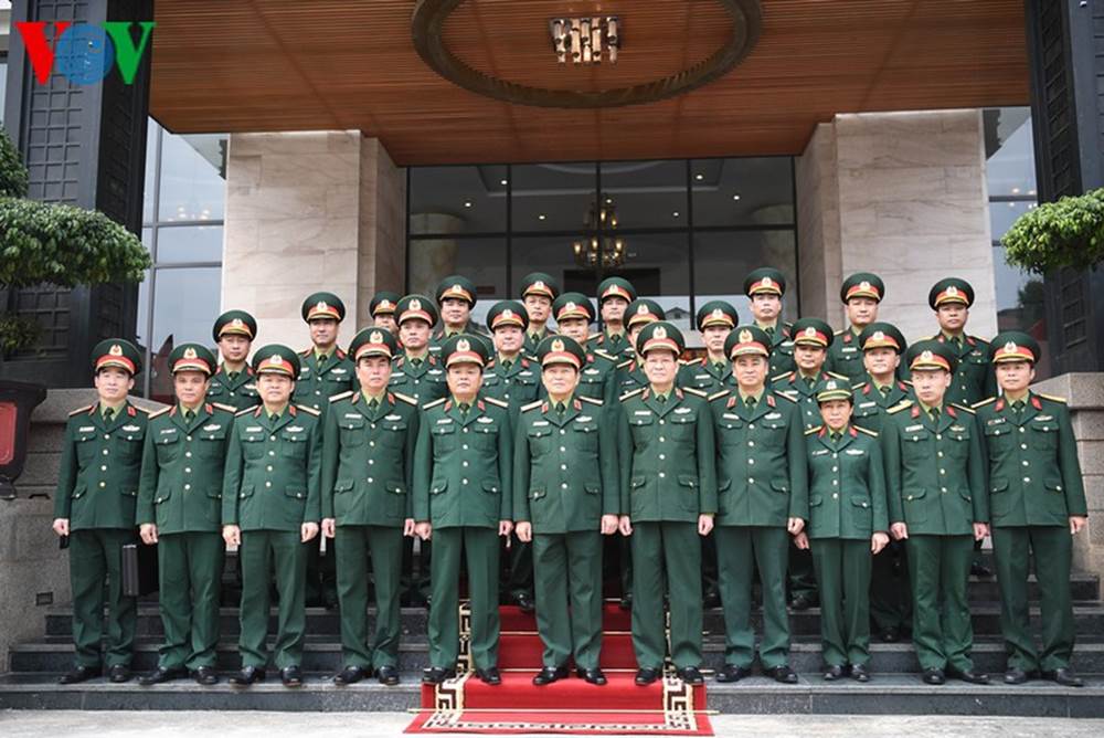 Bộ trưởng Quốc phòng Ngô Xuân Lịch chụp ảnh lưu niệm cùng các cán bộ, chiến sĩ và lãnh đạo Cục Quân y.