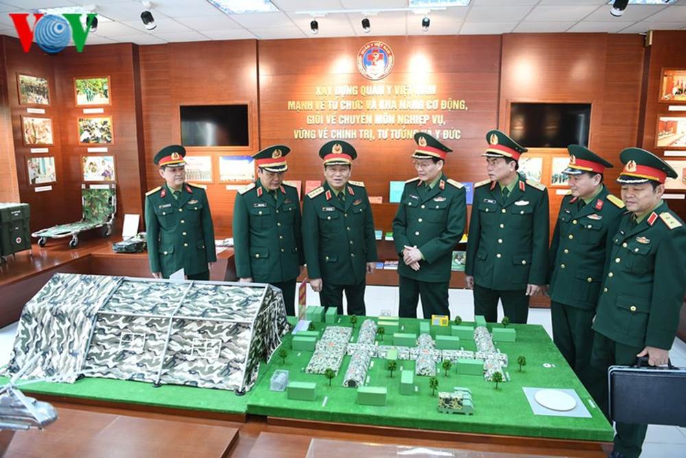 Bộ trưởng Ngô Xuân Lịch kiểm tra mô hình bệnh viện dã chiến để phòng chống dịch Covid-19.