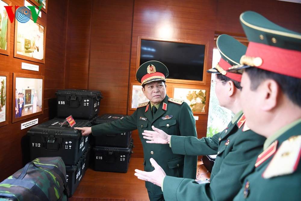  Trao đổi với lãnh đạo Cục Quân y, Bộ trưởng Ngô Xuân Lịch khẳng định quyết tâm bằng mọi cách không để dịch lây lan vào các đơn vị quân đội.