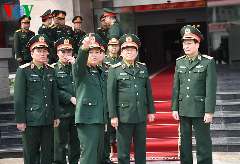 Trong thời điểm dịch Covid-19 đang là vấn đề quan tâm của xã hội cũng như quân đội, Thiếu tướng Nguyễn Đức Kiên (Cục trưởng Cục Quân y, ngoài cùng bên phải) báo cáo với Bộ trưởng Ngô Xuân Lịch: Toàn lực lượng đang khẩn trương kiện toàn các biện pháp phòng chống dịch.